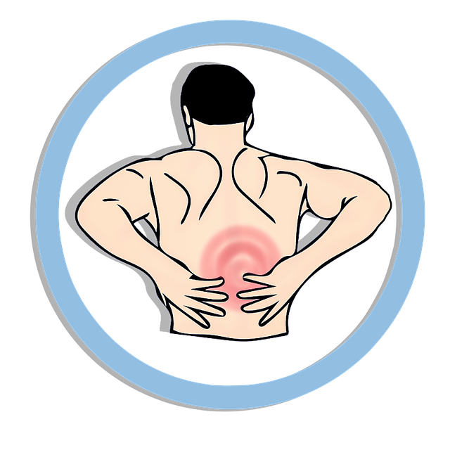 Mann häkt sich den unteren Rücken - Rückenschmerzen