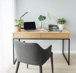 Beispiel für eine minimalistische Home Office Einrichtung